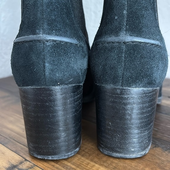 UGG black suede ankle high pull on round toe stacked heel bootie - Picture 3 of 10